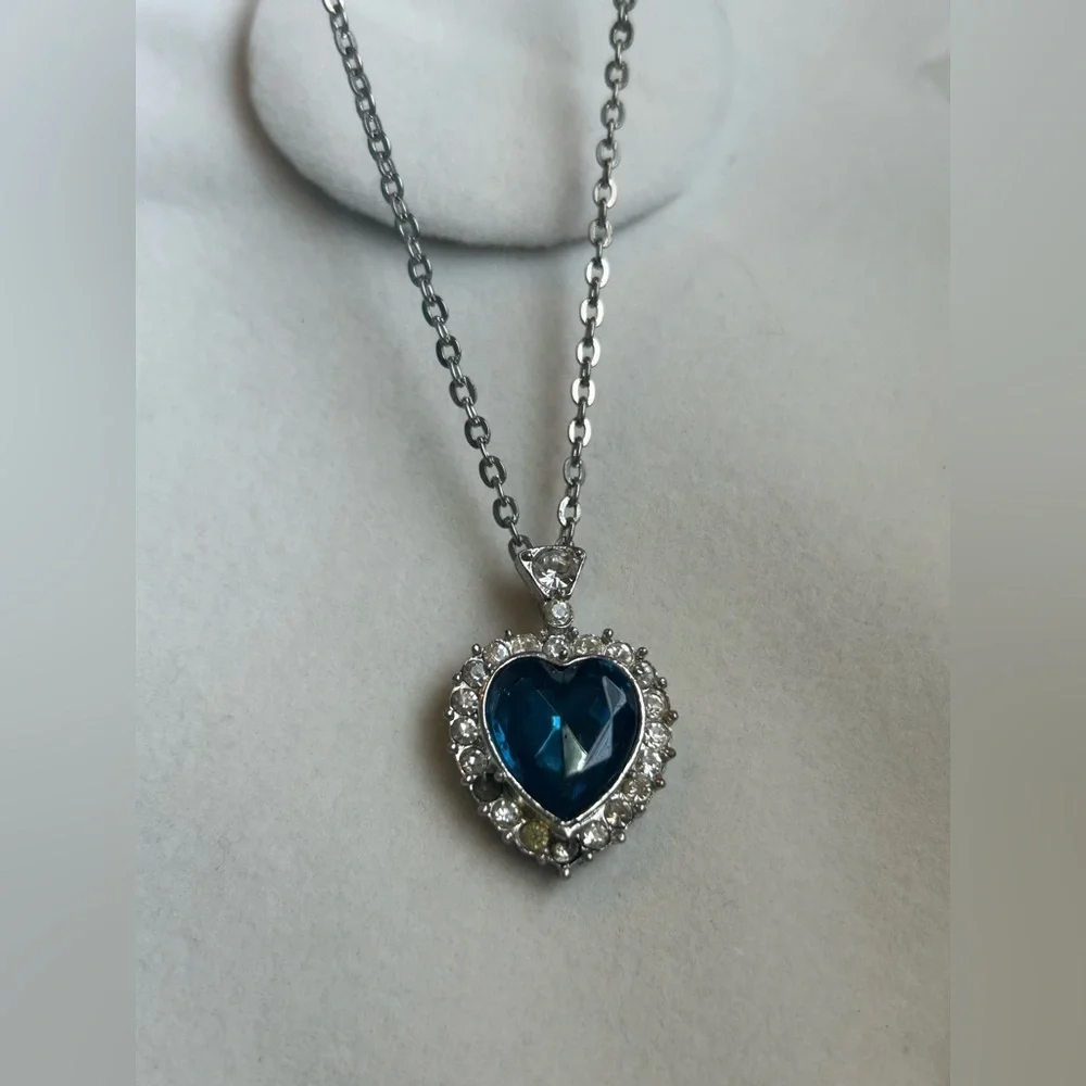 Royal Blue Heart Rhinestone Pendant Necklace Silver Tone Chain Vintage Necklace - Picture 6 of 14